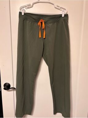 FIGS olive green basic Livingston scrub pant Large Petite
